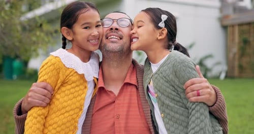 Câlin, père et filles avec bonheur, jardin et temps de qualité avec joie