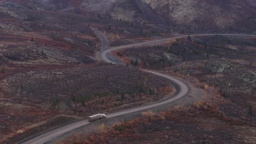 Caminhão dirigindo pela rodovia Dempster pelas montanhas Ogilvie durante o outono em Yukon, Canadá.
Aéreo