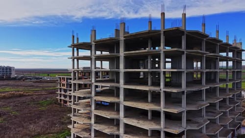 Vista aérea de un sitio de construcción urbana sin terminar