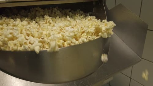 Das Popcorn liefert einen Strom frisch gepoppten Mais