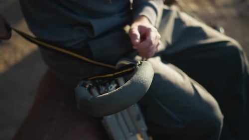 Gros plan des mains ajustant la sangle à l'extérieur avec fond naturel flou