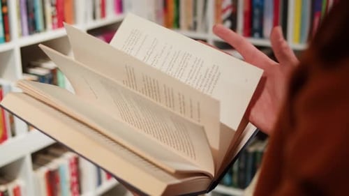 Mann liest Buch in der Universitätsbibliothek, Buchhandlung oder Geschäft, spanischer Student mit Brille, stehend