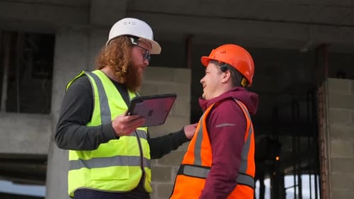 Technischer Streit und Uneinigkeit zweier Mitarbeiter (Ingenieur und Vorarbeiter) auf einer Baustelle