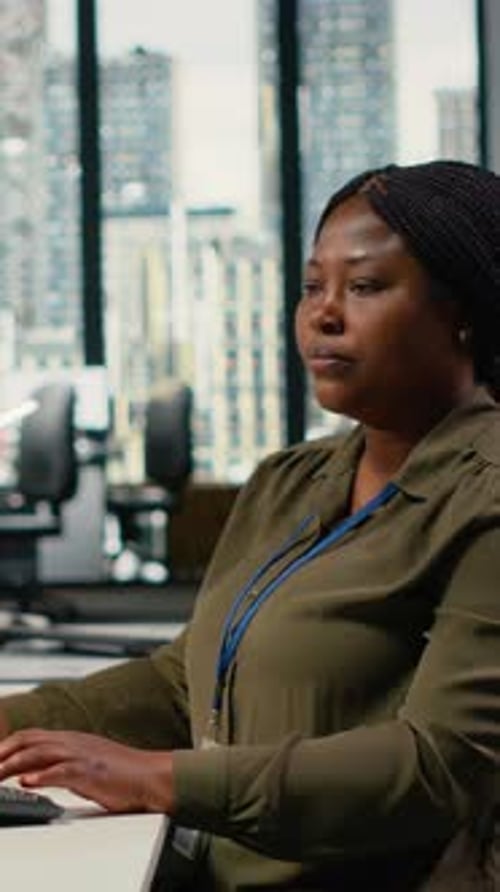 Разработчики программного обеспечения для вертикального видео проводят мозговой штурм в офисе, используя специализированное оборудование для искусственного интеллекта