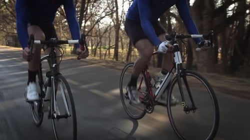 Steadicam von zwei gesunden Männern, die schnell mit einem Rennrad hausieren