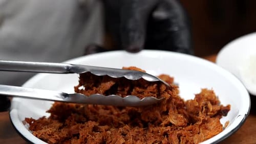 Preparing Pulled Pork Like Meat for Tortilla