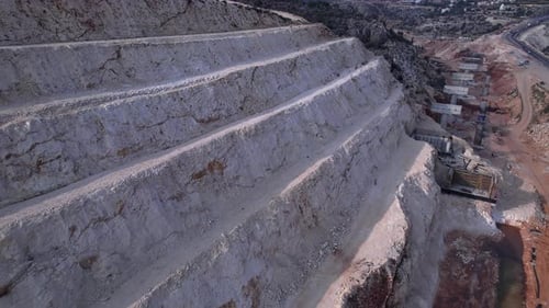 Cornisas y pendientes de una carretera en construcción
