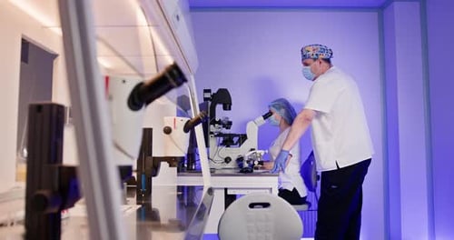 Embriólogos que realizan fecundación artificial en laboratorio