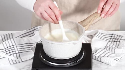 Schokoladenganache in einem kleinen Topf zubereiten
