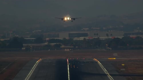 Aterrizaje nocturno en el aeropuerto