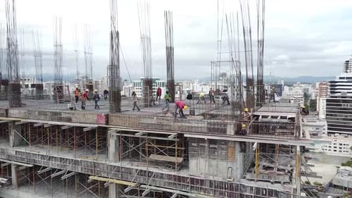 Eine Drohne erfasst mehrere Arbeiter in einem Hochhaus. HD-Luftvideo