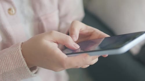 Les mains utilisant un smartphone dans la vie quotidienne en gros plan
