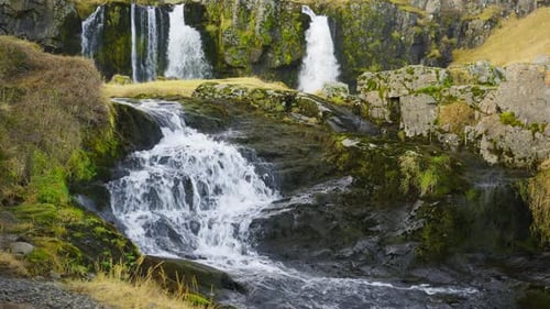 Wasserfall im isländischen Gebirgsfluss mit reinem Gletscherwasser