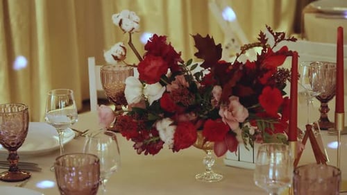 Dekoration Hochzeit Tischdekoration mit Blumensträußen roten Rosen festlichen Tellern und
