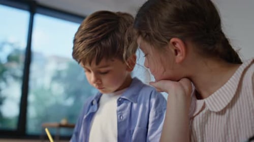 Klassenkameraden der Grundschule arbeiten im Unterricht zusammen Nahaufnahme Zwei Schüler