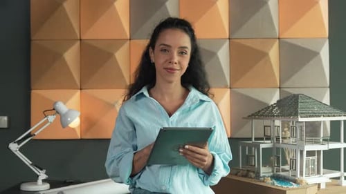 Un
architecte hispanique analyse la construction d'un bâtiment à l'aide d'une tablette. Manipulateur.