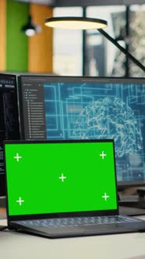 PC à écran vidéo isolé vertical utilisé par l'administrateur au bureau à l'aide de matériel spécialisé AI