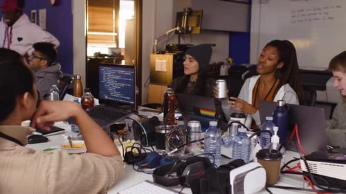 Computerprogrammierer sprechen während des Hackathons an Laptops