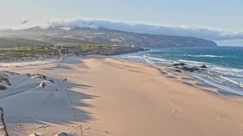 Plage de sable entourée de falaises, concept de vacances aériennes paradisiaques à la plage