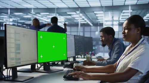Codierung durch IT-Profis auf einem Chroma-Key-PC im Rechenzentrum