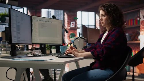 Startup-Ingenieur führt eine detaillierte Codeüberprüfung durch, um Fehler zu beheben