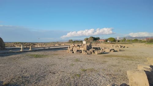 Large vue panoramique montrant les vastes ruines du site archéologique de Kato Paphos, mettant en valeur ses
