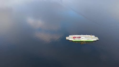 Fährüberfahrt für kleine Fahrzeuge, ruhiges blaues Wasser mit Wolkenreflexionen