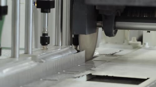 Eine Metallkreissäge wird verwendet, um Metall während der Produktion automatisch zu schneiden