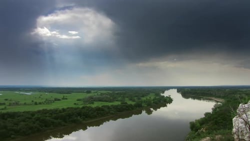 Landschaft mit Fluss- und Sturmwolken