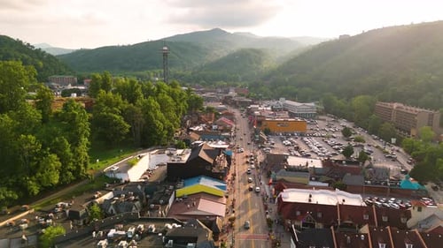 Ciudad turística de Gatlinburg, Tennessee, en los Montes Apalaches, con una animada calle principal con