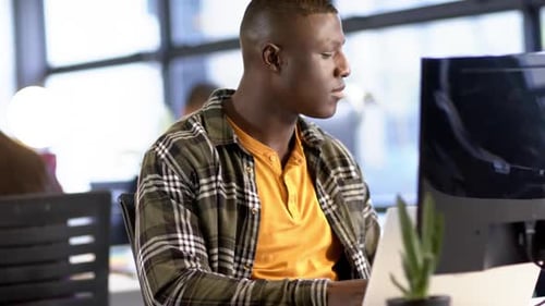 Afroamerikanischer Geschäftsmann nutzt Computer im Büro, Zeitlupe, Kopierraum