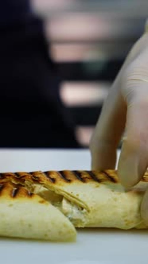 Leckeres Shawarma mit Tomaten, Paprika und Saucen, die seine Zusammensetzung ausmachen