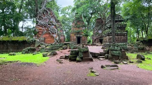 Vue révélatrice des tours isolées de Prasat Kraham, site historique et touristique du Cambodge. Caché