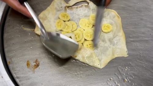 Gros plan d'un stand de desserts roti thaïlandais dans un marché de rue à Bangkok en Thaïlande