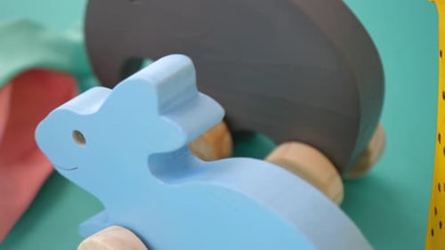 Buntes Holztierspielzeug auf dem Display für Kinder