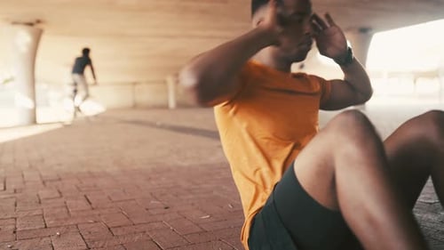 Homme noir, assis et entraînement de base, exercice et endurance avec un athlète et sports de plein air
