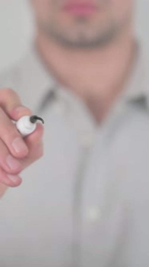 Kostengünstiges, mit der Hand auf dem Bildschirm schreiben, vertikales Video