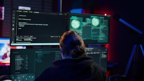 Glücklicher Hacker im Geheimversteck feiert nach Hacking-Opfern