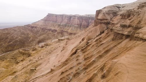 Luftaufnahme von Canyon und Desert Mountain