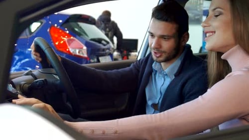 Un couple explore ensemble les caractéristiques de la voiture