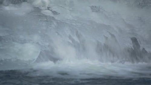Frisch fließender Wasserfall unter Eiskristallen ein Winterwunderland hautnah