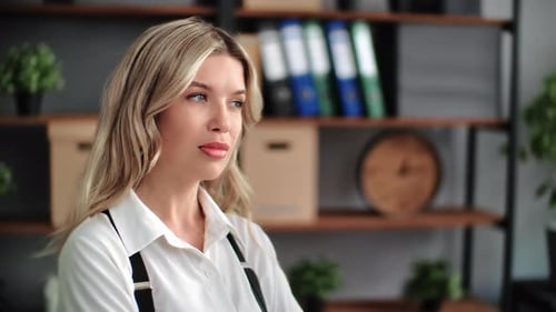 Mulher de negócios bem sucedida pensativa em camisa branca pensando em analisar o planejamento do trabalho no escritório