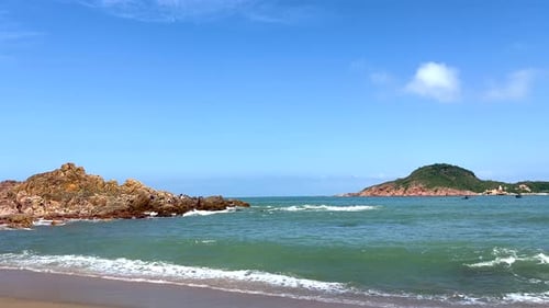 Fotografía a mano sobre una hermosa playa de arena tropical abierta