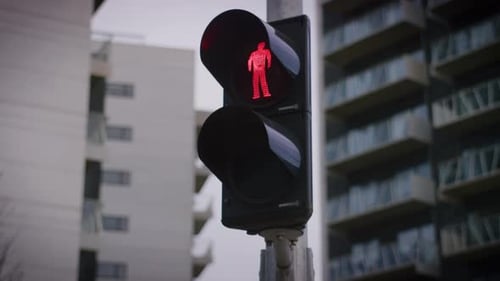 Zoomen Sie langsam auf die Ampel, die endlich grün wird.
