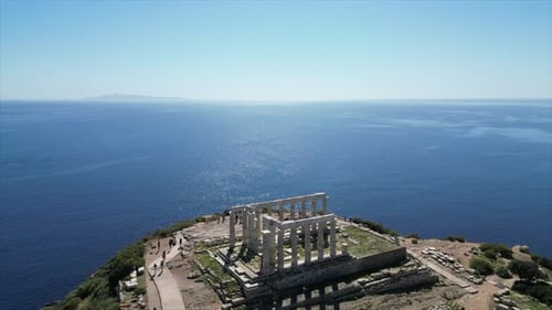 Vue aérienne par drone des ruines du temple de Poséidon à Sounion, en Grèce, avec des visiteurs et une vue lointaine