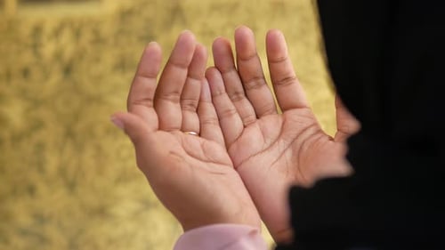 Muslimische junge Frau im Hijab betet in der Moschee