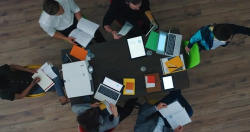 Trabalho em equipe, planejamento tecnológico e documentos: visão superior da equipe de escritório trabalhando em um projeto de negócios