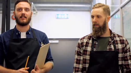 Conceito de manufatura, negócios e pessoas - Men with Board Walking Along Brewery