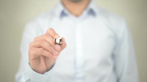 Lernen und leiten Sie Menschen beim Schreiben auf transparentem Bildschirm