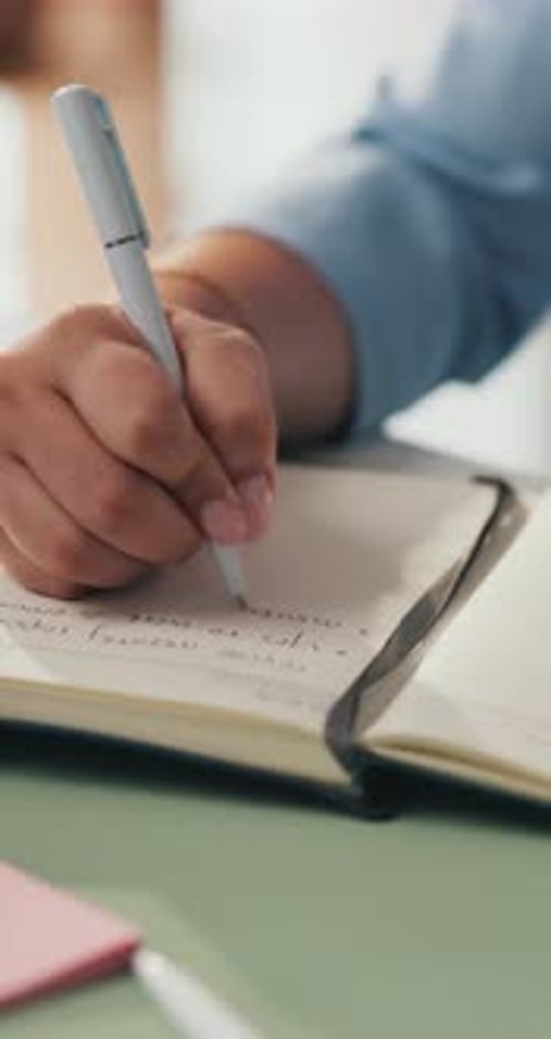 Geschäftsfrau, Hand und Schrift mit Planung im Büro für Projektaufgaben, Agenda oder Erinnerung